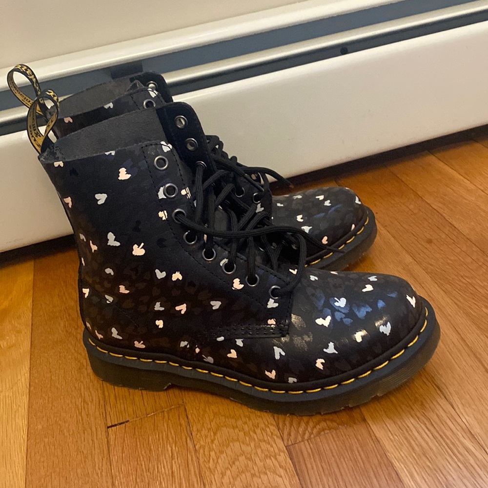 Wild hearts dr. martens size 7. Like new, worn once.